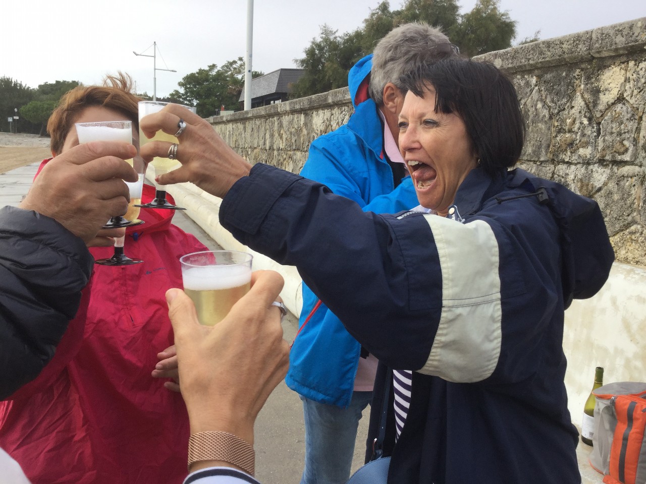 apéro pour les 30 ans de mariage de nos coachs au bord de plage à la Rochelle