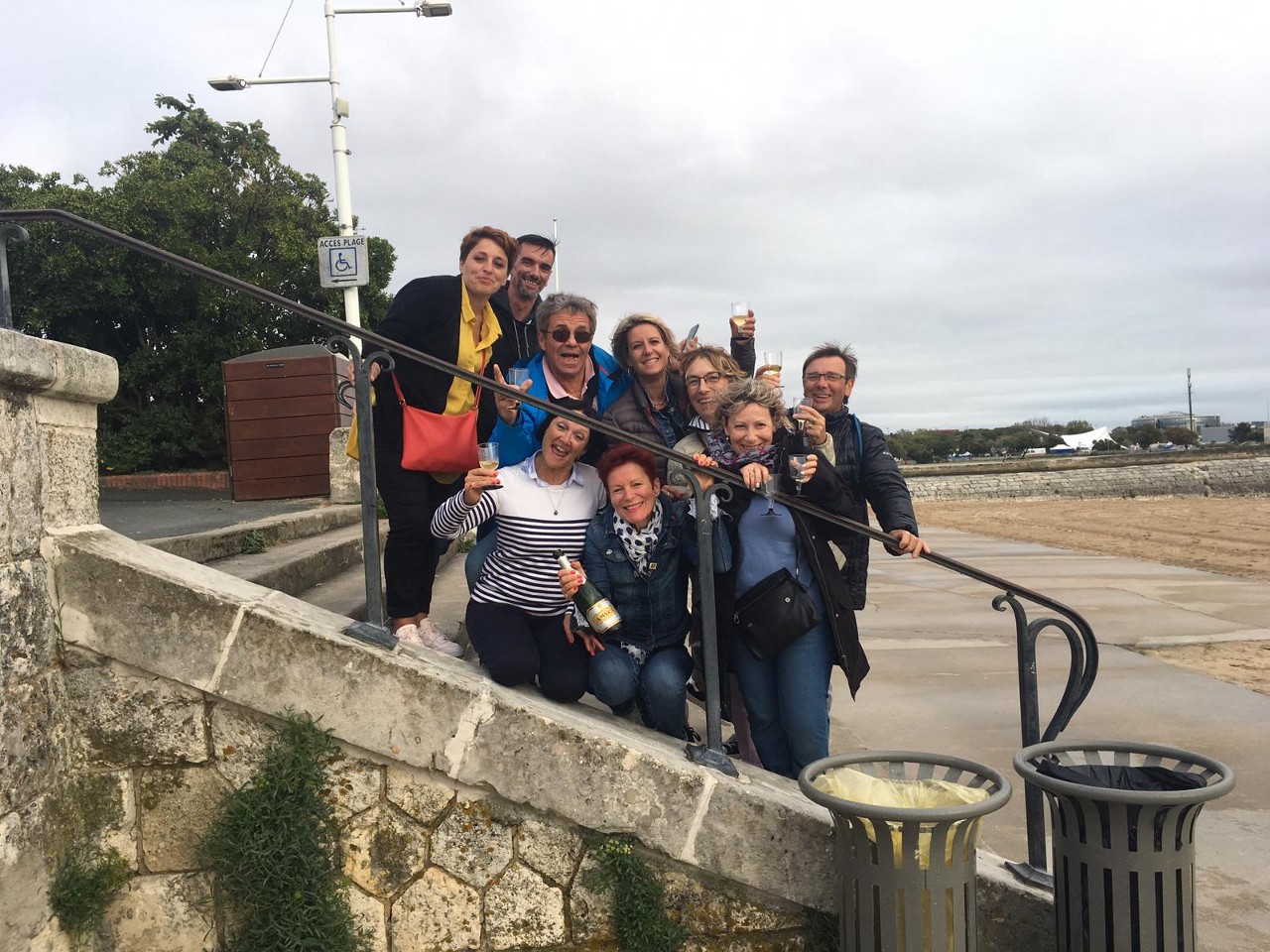 apéro pour les 30 ans de mariage de nos coachs au bord de plage à la Rochelle