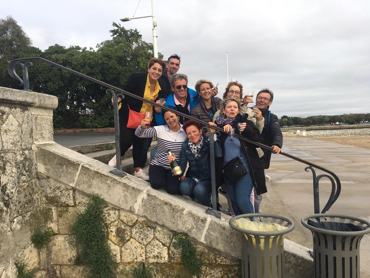 apéro pour les 30 ans de mariage de nos coachs au bord de plage à la Rochelle