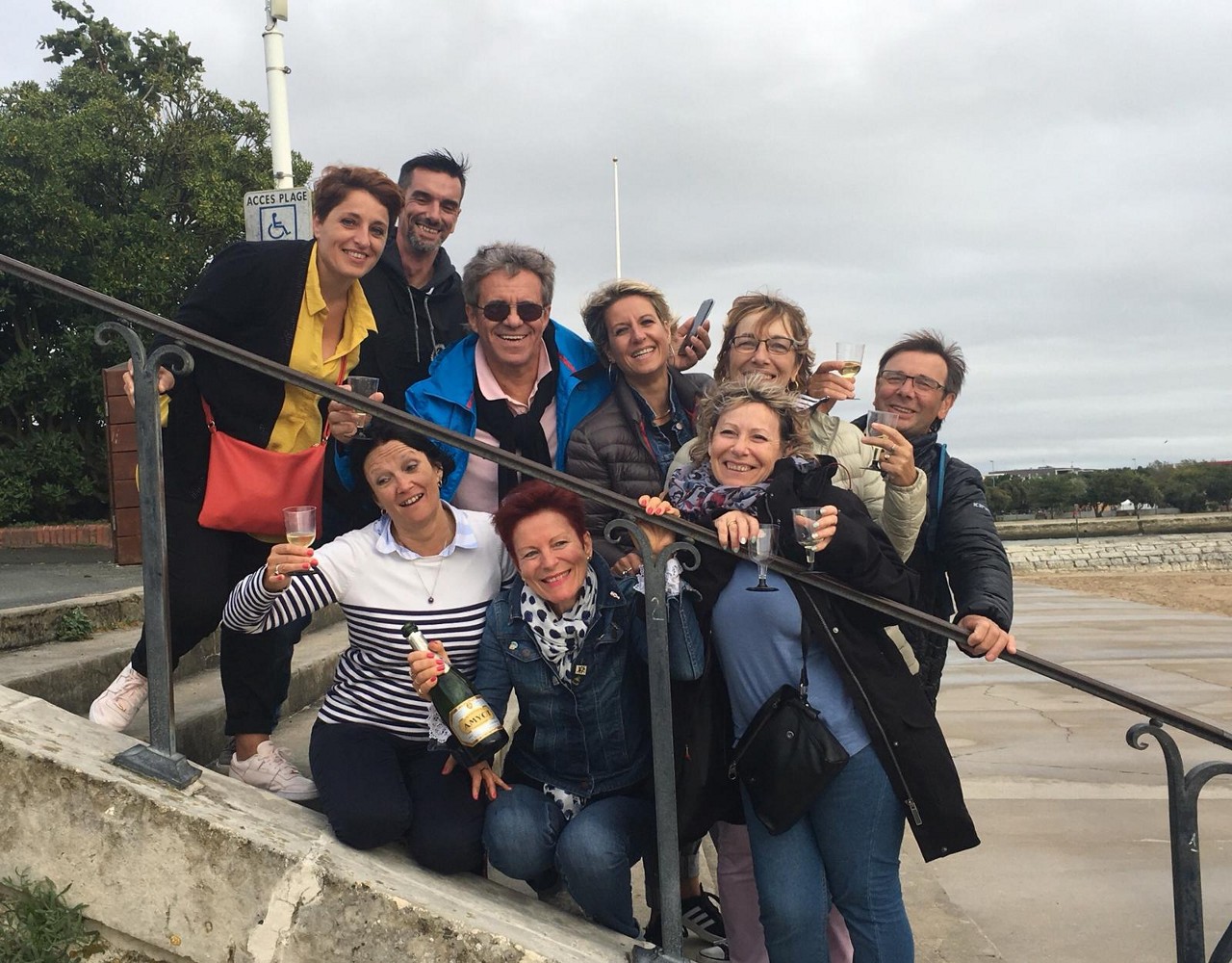 apéro pour les 30 ans de mariage de nos coachs au bord de plage à la Rochelle